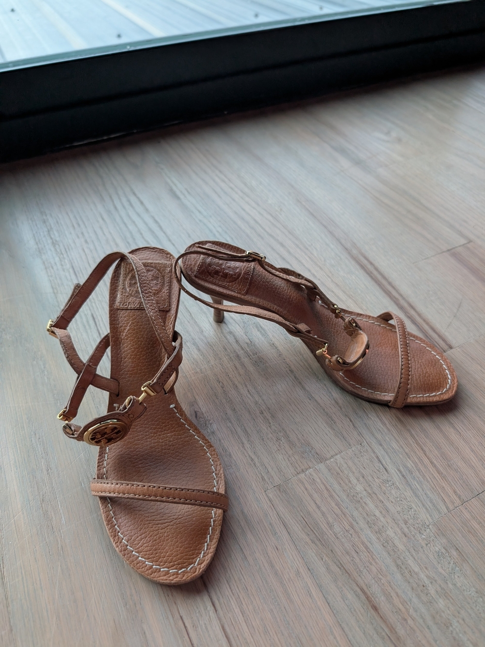 Tory Burch Brown Tan Leather Logo Strap Heels Size 7